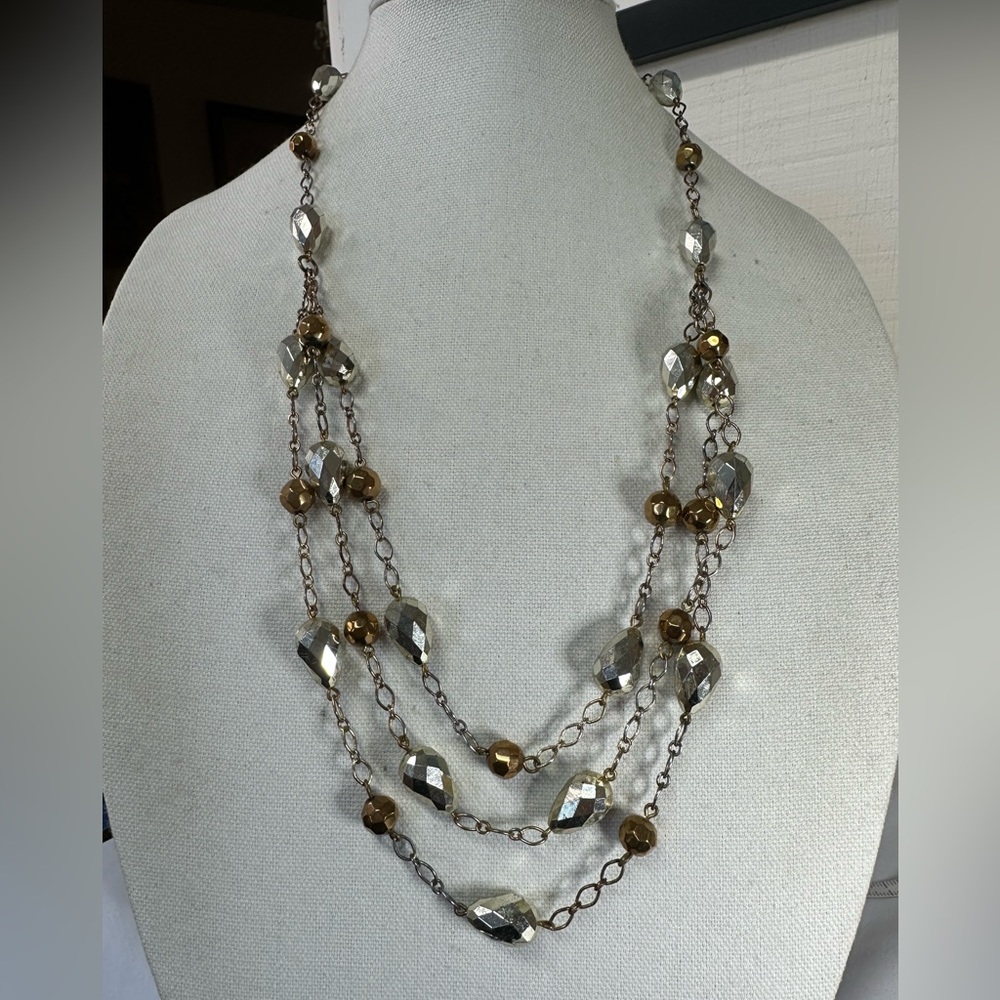 Chic older gold and silvertone necklace